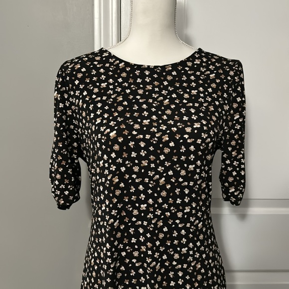 All In Favor- Floral Body con dress- large - Picture 2 of 5